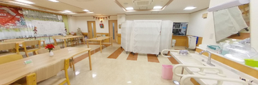 介護施設の共用ダイニングスペース