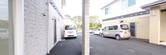 介護施設の正面と駐車場
