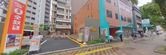 繁華街近くの道路と建築物