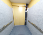 きれいな介護施設のエレベーターホール