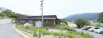 介護施設外観と駐車場