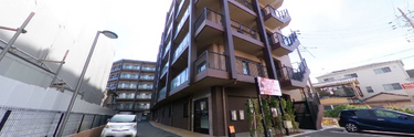 街中にある介護施設の景色
