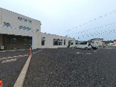駐車場と建物外観