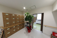 介護施設の入り口と廊下