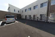 介護施設の駐車場と建物