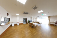 介護施設のデイルームと廊下