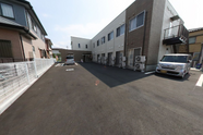 温かみのある介護施設の入口