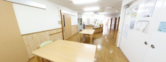 清潔で明るい介護施設の廊下