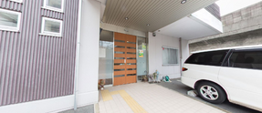 介護施設の外観と入口