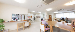 介護施設のスタッフと利用者