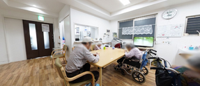 明るく清潔感のある介護施設内部