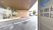 介護施設のエントランスと外観