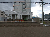 広々とした建物外観
