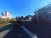 周囲に家が並ぶ施設前