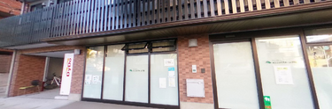 きれいな施設の門前