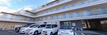 介護施設の外観と駐車場