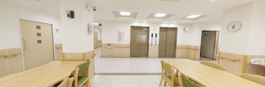広々とした介護施設の共有スペース