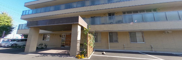 きれいな介護施設の入口と外観