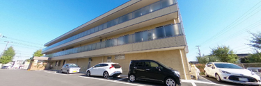 介護施設の外観と駐車場