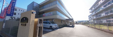 介護施設の入り口と通り