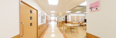 広々とした施設の内部風景