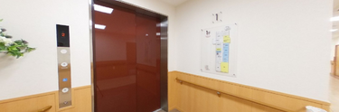 ケア施設の廊下とリフト