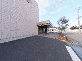 明るい外観の施設エントランス