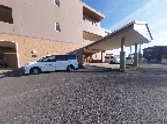 広々とした駐車場と建物