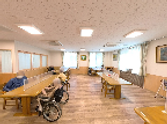 ゆったりとした明るい空間の食堂