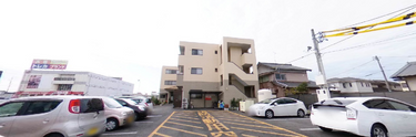 ケア施設の広々した駐車場