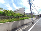 静かな外観の建物