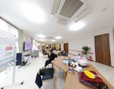 介護施設の居間とスタッフエリア