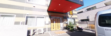 介護施設の外観と駐車場