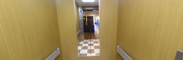 職員用エレベーターと廊下の風景