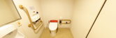 バリアフリー設計のトイレ内観