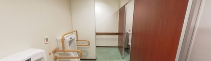バリアフリーのトイレスペース内観
