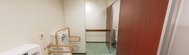 バリアフリーのトイレスペース内観