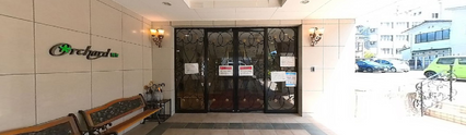 介護施設のエントランスと外観