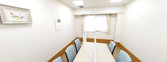 清潔感のある介護施設の食堂