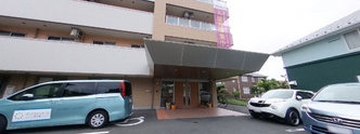 ケアホームの外観と駐車場