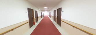 手すり付きの施設内廊下