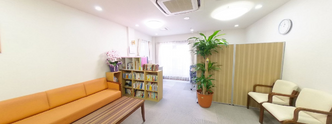 明るい介護施設の受付エリア