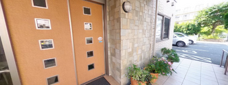 介護施設のエントランス周辺の景観