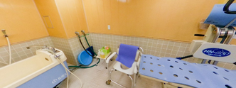 広々とした介護施設の浴室設備