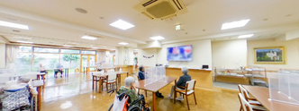介護施設内の明るく広々とした空間