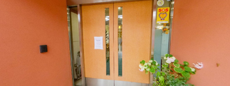 施設の入口と自然光