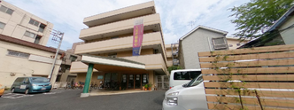 介護施設の前の道路と周辺