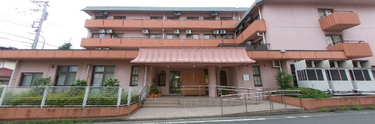 介護施設の外観と通り