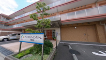 落ち着いたデザインの施設外観