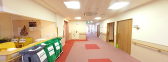 明るく清潔な介護施設の廊下